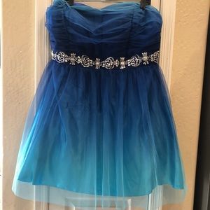 Beautiful ombré party dress 💙